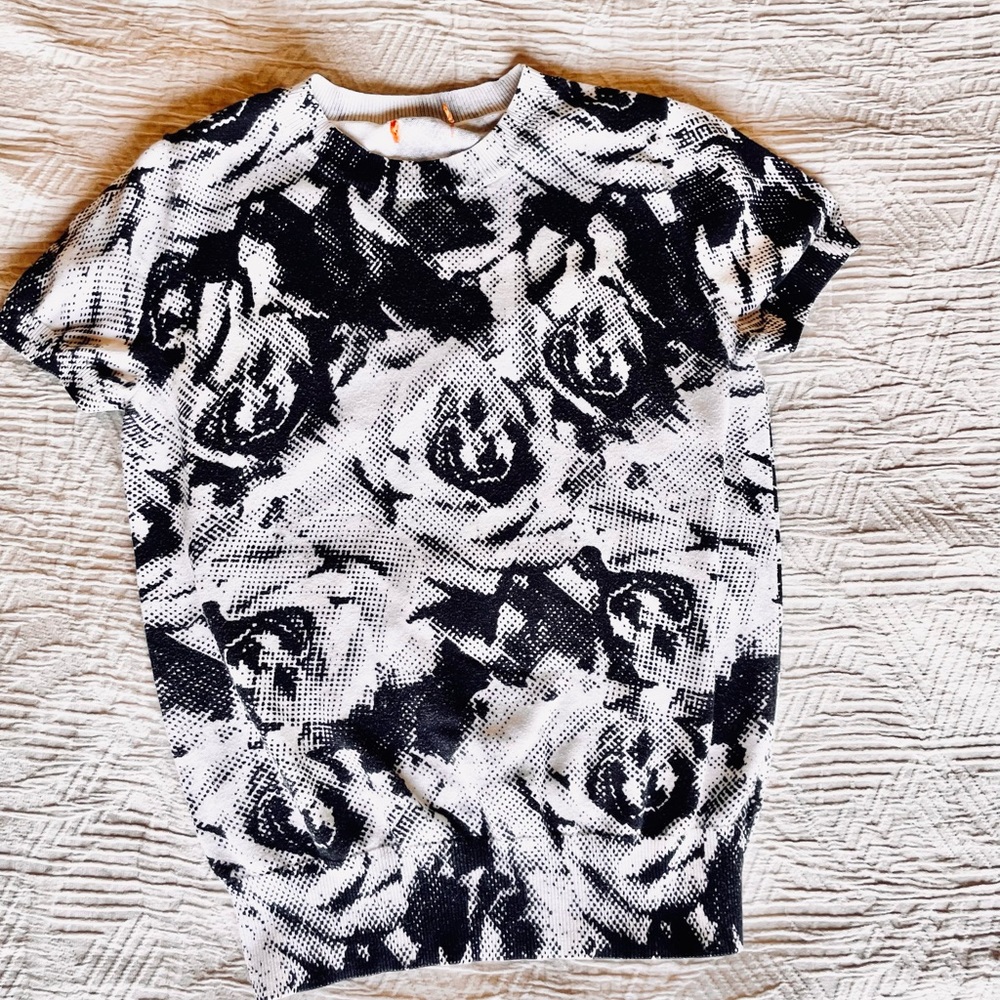 3/$20💥Pixelated Roses Sweater, Lightweight Knit, Short Sleeves, Mock Neck